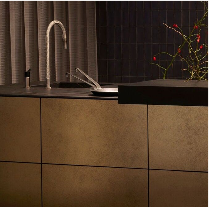 Plan de travail en marbre noir et mobilier design épuré dans une cuisine haut de gamme